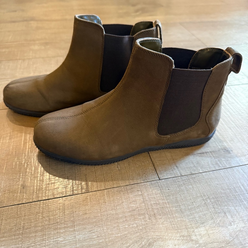 SoftWalk Tan leather Chelsea highland Boots size 7.5